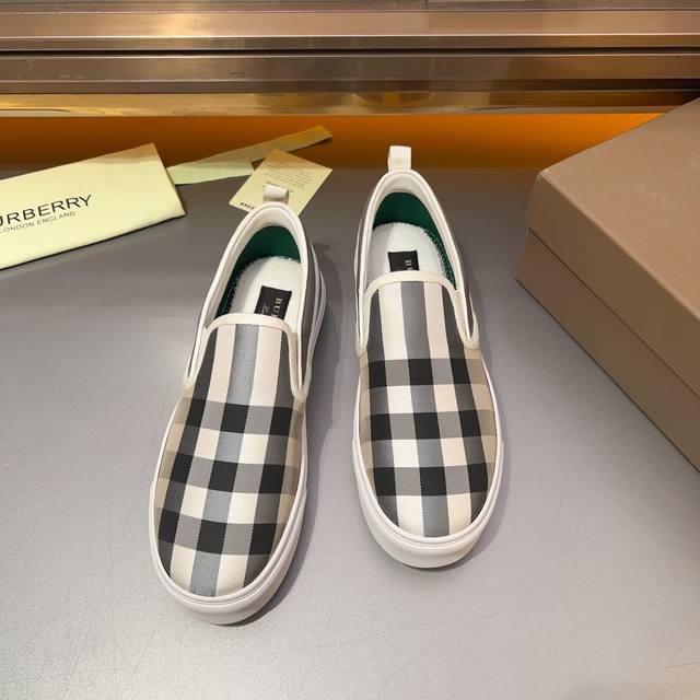 Burberry 巴宝莉 情侣装男女款 -高端品质 原单 -鞋面：进口品牌图腾布匹、后跟品牌织带装饰 -内里：皮里 -大底：超轻tpr橡胶; 双色成型大底 -超